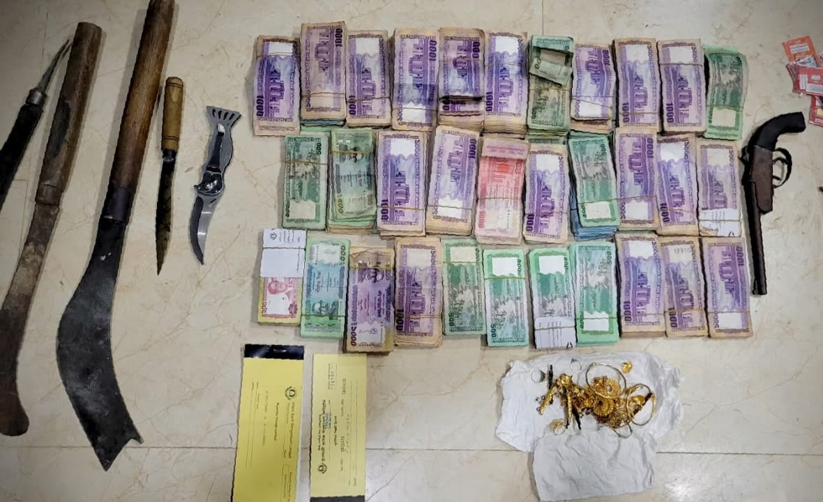 যৌথ অভিযানে টেকনাফে দেশীয় অস্ত্রসহ নগদ অর্থ জব্দ