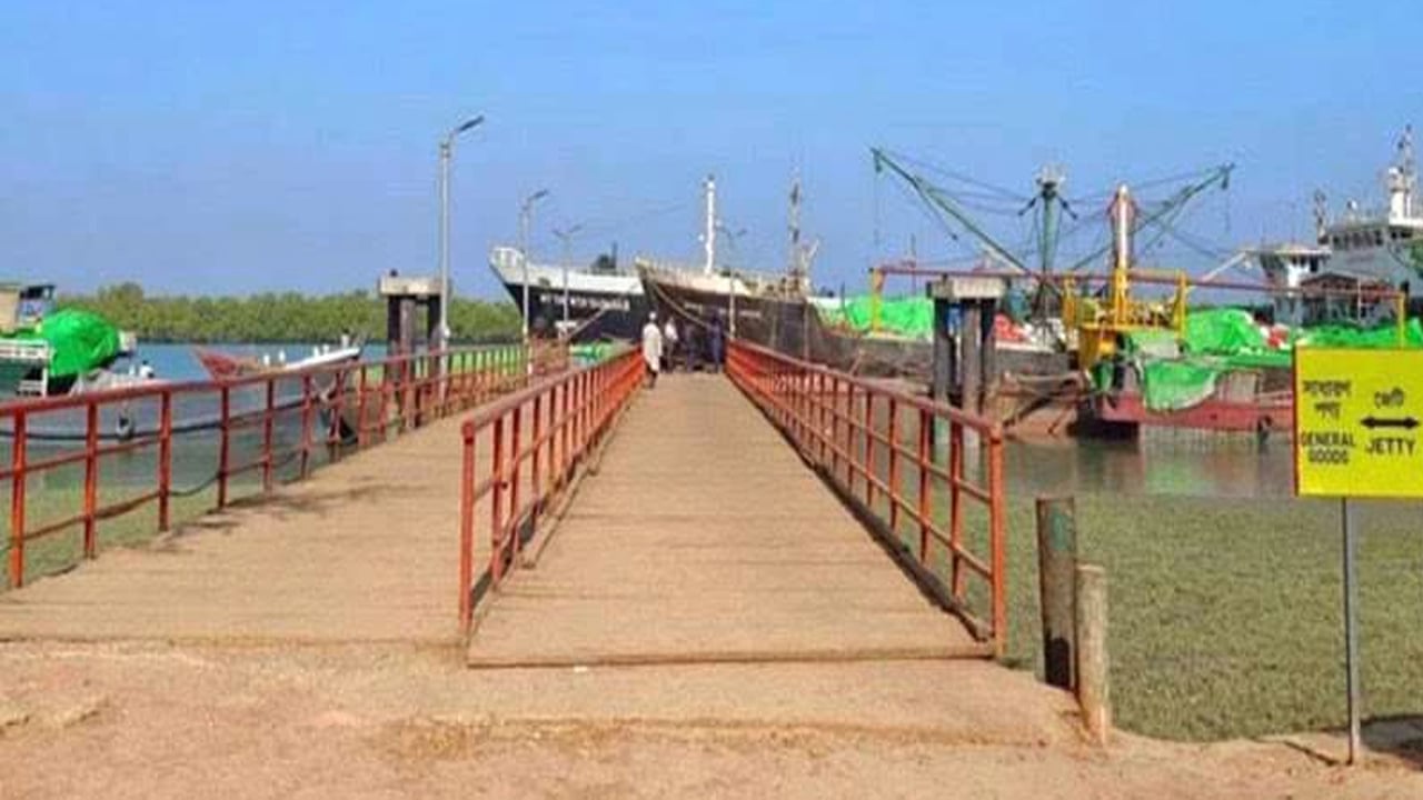 টেকনাফ স্থলবন্দর খুলছে, মিয়ানমার থেকে পণ্য আসা শুরু