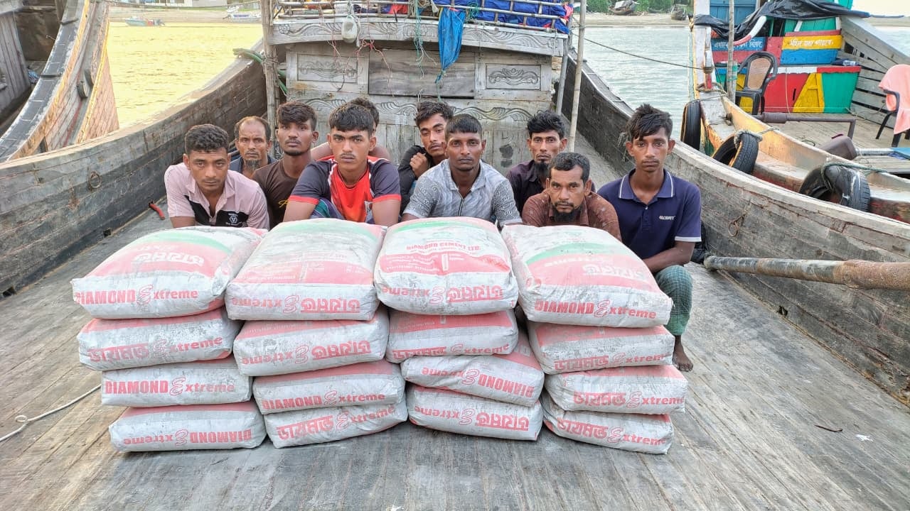 মিয়ানমারে সিমেন্ট পাচারের সময় বোটসহ আটক ২১