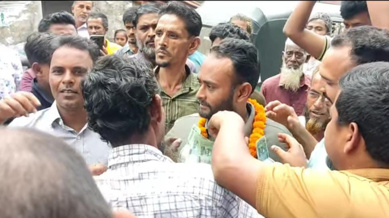 টাকার মালা গলায় দিয়ে মিছিল: সমালোচনার ঝড়