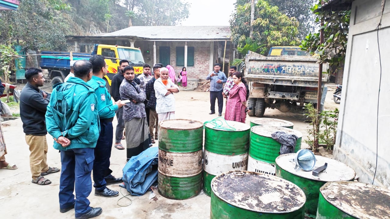 জ্বালানি তেল মজুদ, ৩ জনকে কারাদণ্ড