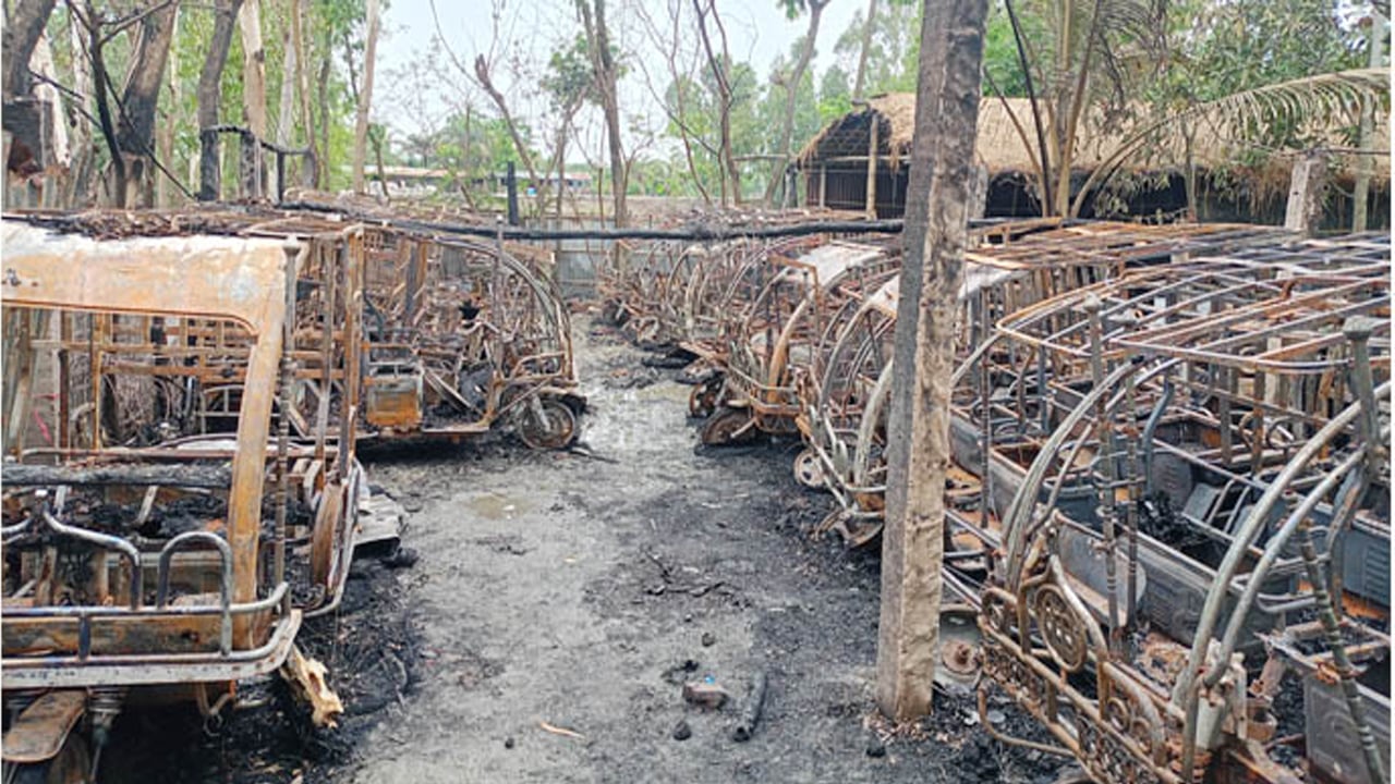 গ্যারেজে আগু‌নে পু‌ড়লো ২২‌টি টমটম