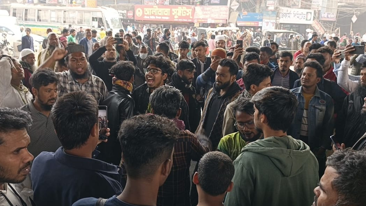 টঙ্গীতে ছিনতাই বন্ধের দাবিতে শিক্ষার্থীদের মহাসড়ক অবরোধ