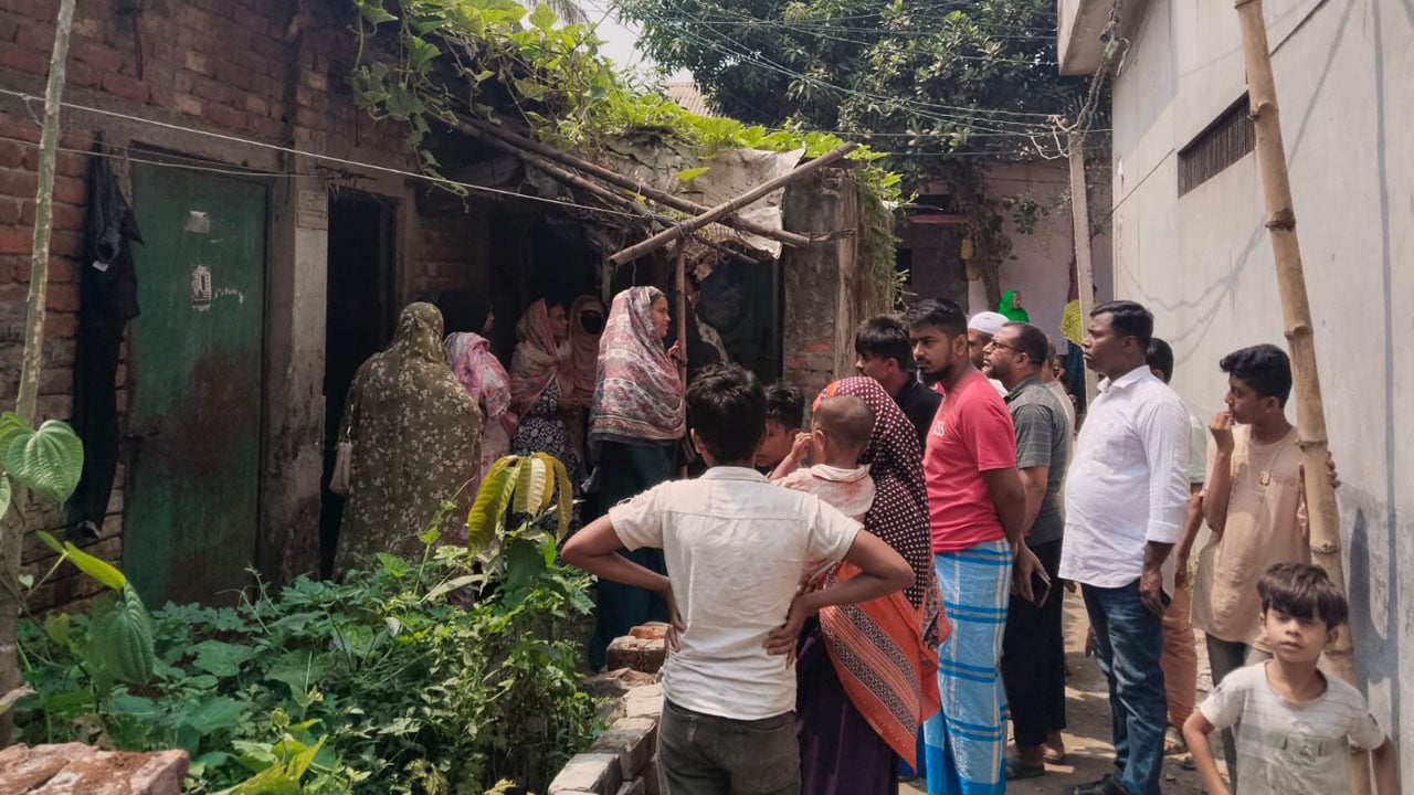 ঘরের মেঝেতে ছোটো ছেলের লাশ, রেললাইনে বাবার