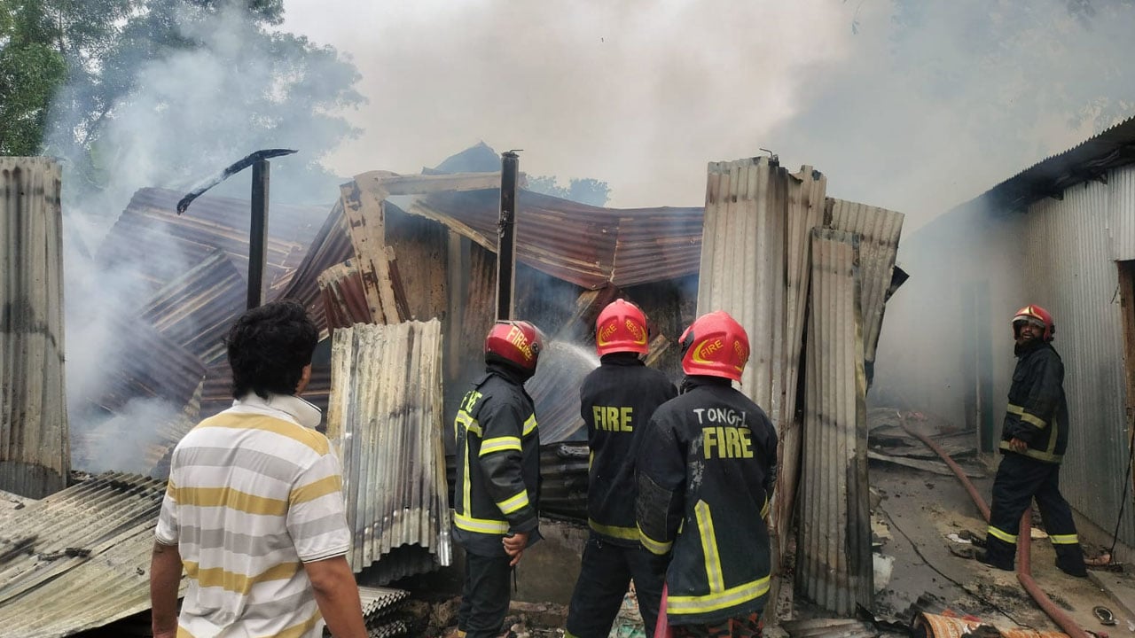 টঙ্গীতে আগুনে পুড়ে গেছে ৩১ রুমের মালামাল