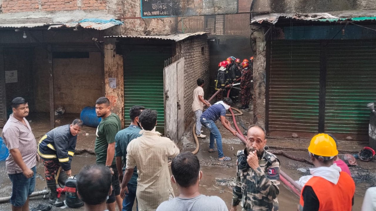 টঙ্গীতে কেমিক্যাল গুদামে অগ্নিকাণ্ডে ফায়ারকর্মীসহ আহত ৫