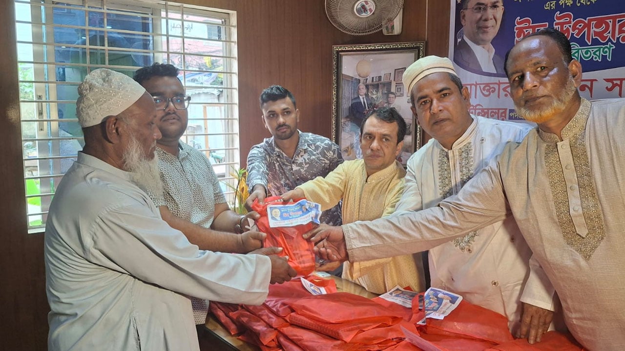 তারেক রহমানের পক্ষ থেকে টঙ্গীতে দুস্থদের মাঝে ঈদ বস্ত্র বিতরণ