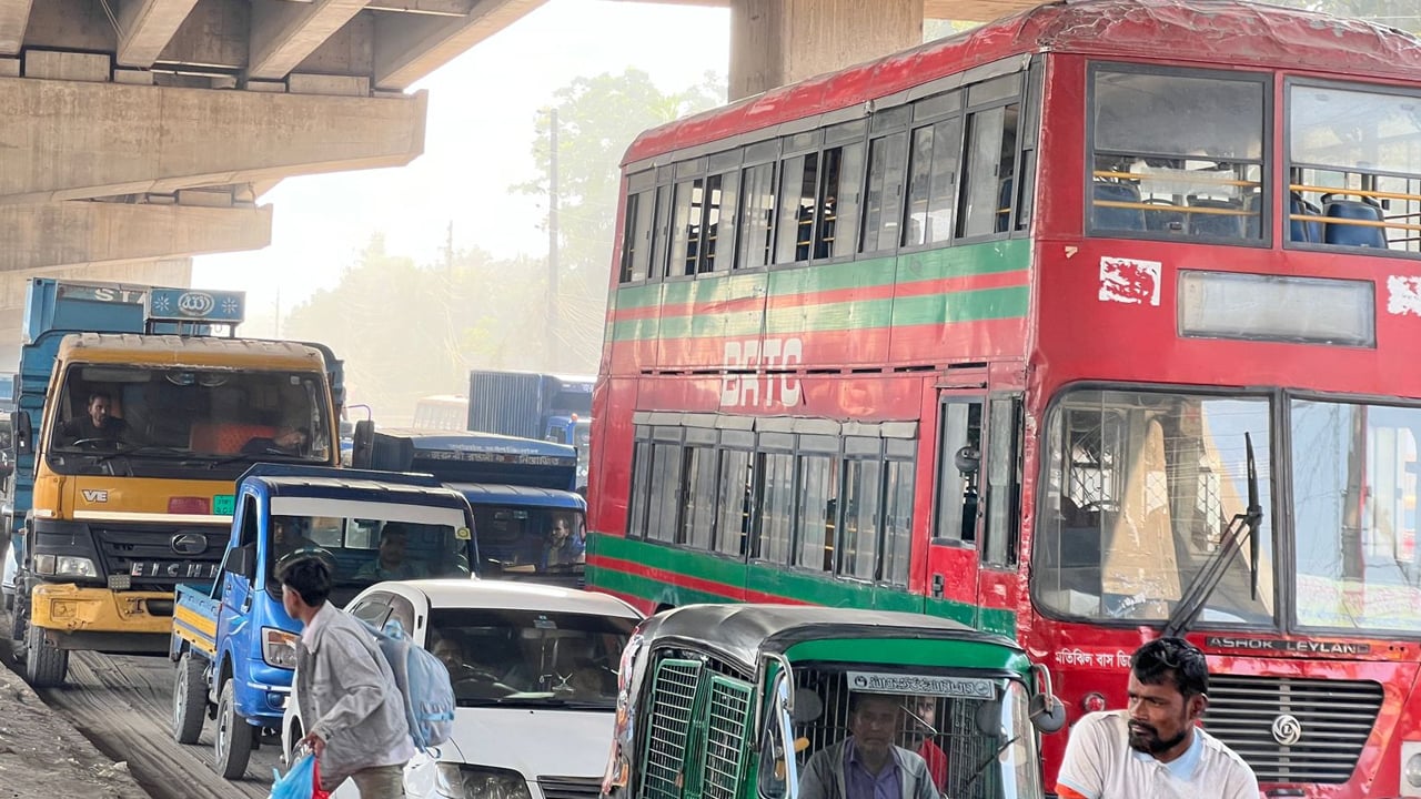 টঙ্গীতে বিএনপি নেতার মুক্তির দাবিতে অবরোধ: আড়াই ঘণ্টা পর যান চলাচল শুরু