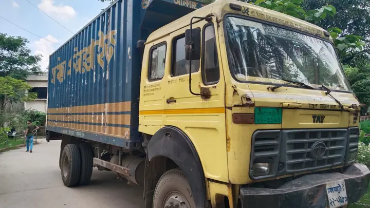 টঙ্গীতে কাভার্ড ভ্যানের ধাক্কায় শিক্ষার্থীর মৃত্যু