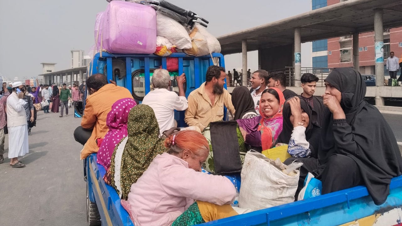 ঘণ্টার পর ঘণ্টায়ও মিলছে না বাস, ২০০ টাকার ভাড়া ৫০০