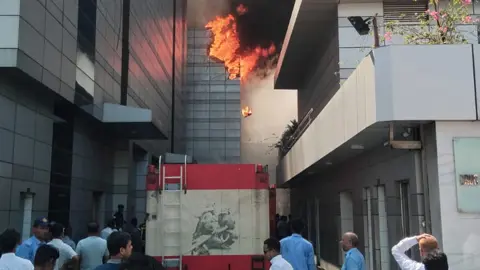 টঙ্গীতে ওষুধ কারখানায় আগুন, নিয়ন্ত্রণে ৩ ইউনিট