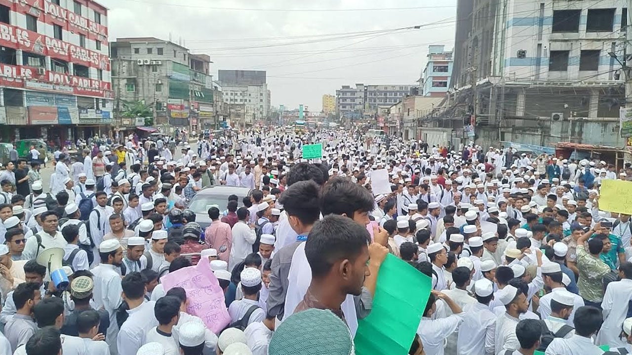 টঙ্গীতে ফুটওভারব্রিজের দাবিতে ঢাকা-ময়মনসিংহ মহাসড়ক অবরোধ