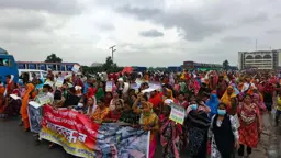 টঙ্গীতে বস্তি উচ্ছেদের প্রতিবাদে বিআরটি উড়ালসড়ক অবরোধ