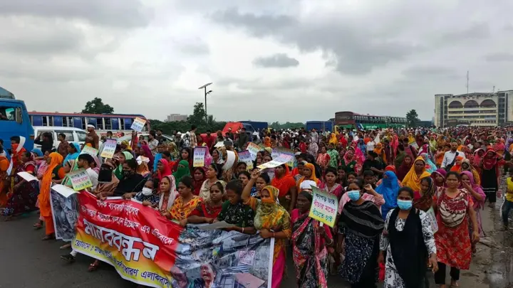 টঙ্গীতে বস্তি উচ্ছেদের প্রতিবাদে বিআরটি উড়ালসড়ক অবরোধ