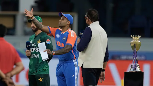 ভারতের বিপক্ষে টসে জিতে ব্যাটিংয়ে পাকিস্তান