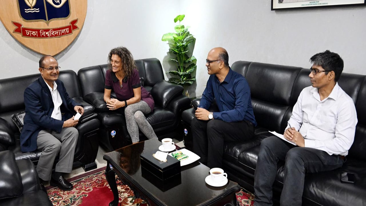 ঢাবি উপাচার্যের সঙ্গে ফরাসি বিশেষজ্ঞের সাক্ষাৎ