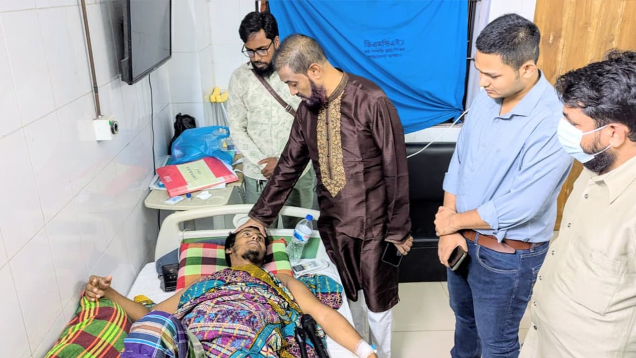 আমার দেশের রিপোর্টার ইমরানকে দেখতে হাসপাতালে জামায়াত নেতা