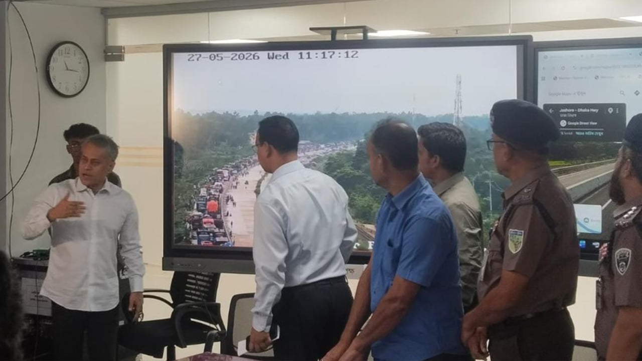 পদ্মা ও যমুনা সেতু দিয়ে নির্বিঘ্নে যানবাহন পারাপার হচ্ছে