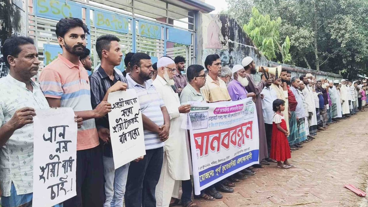 বাবুগঞ্জে ভাঙন প্রতিরোধে টেকসই ব্যবস্থার দাবিতে মানববন্ধন