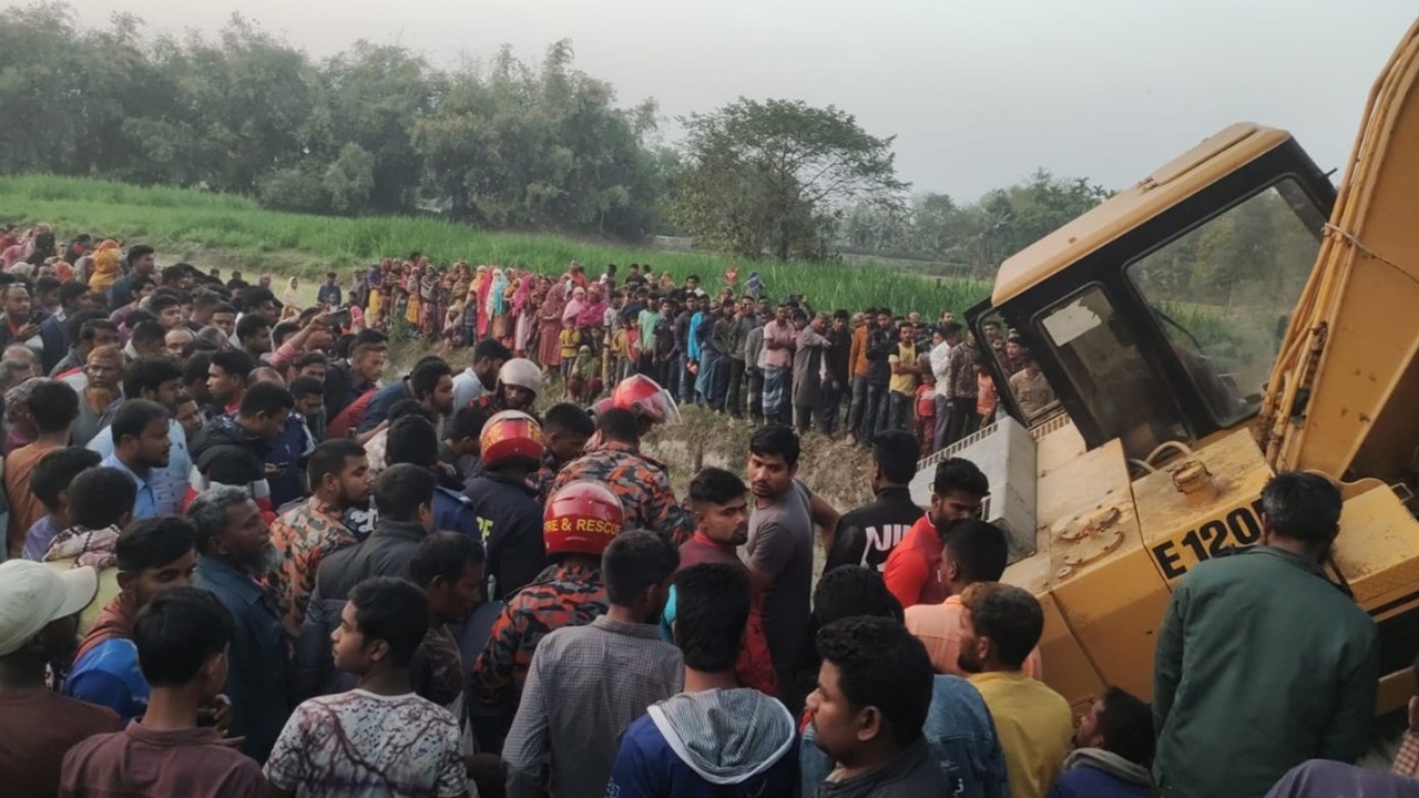 চিরিরবন্দরে ট্রাক্টর উল্টে এস্কেভেটর চালক নিহত