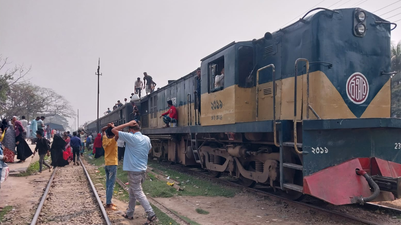 ময়মনসিংহে ট্রেনের ইঞ্জিন বিকল, ভোগান্তিতে যাত্রীরা