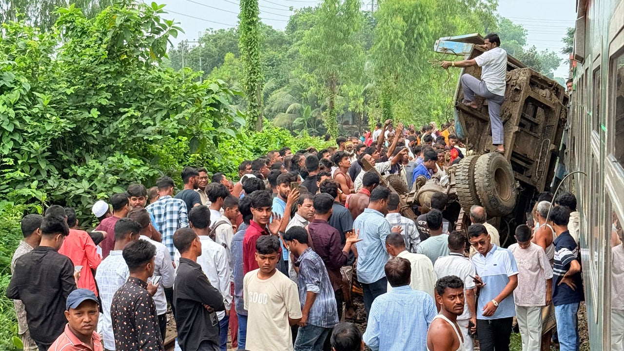 পাহাড়িকা এক্সপ্রেস ট্রেনের সঙ্গে ট্রাকের সংঘর্ষ, যোগাযোগ বন্ধ