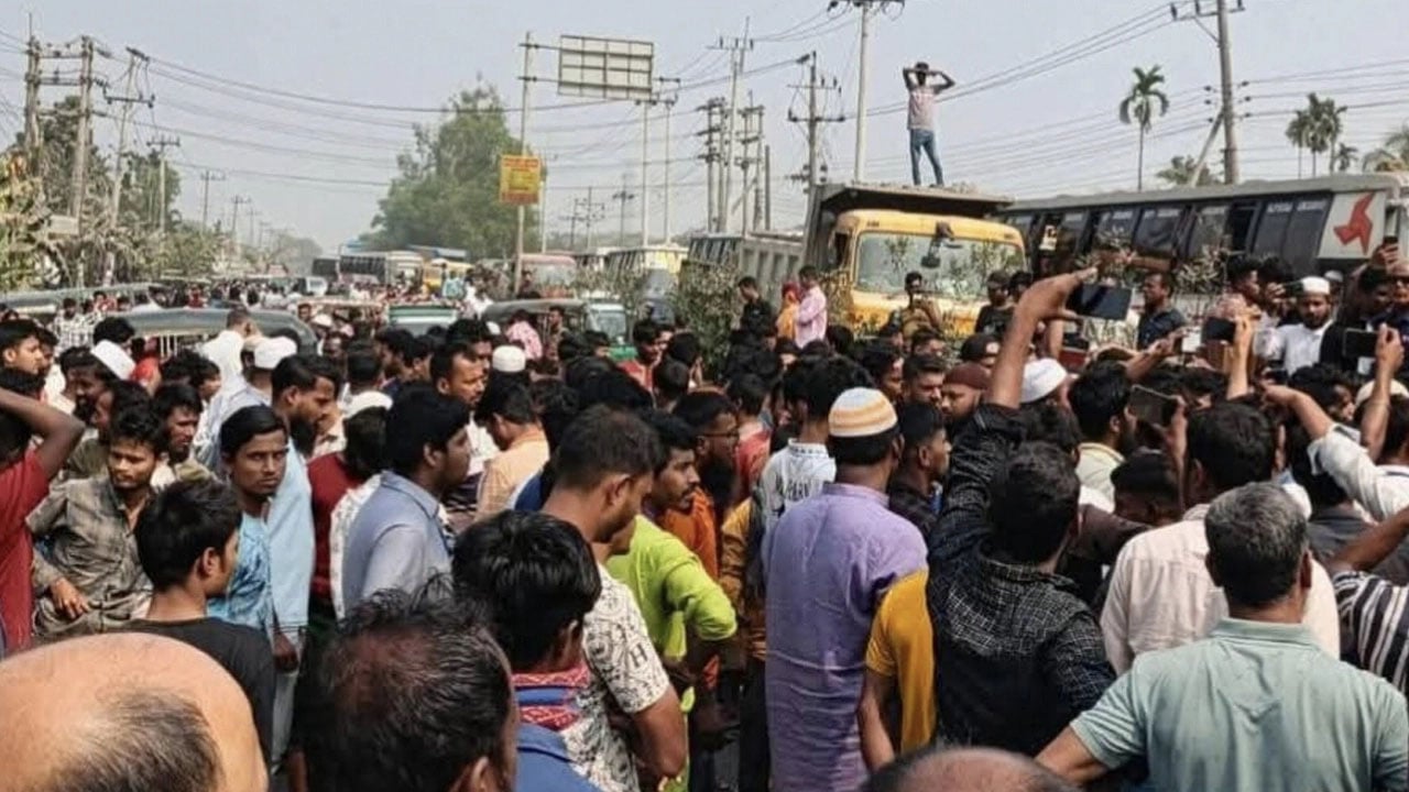 চাঁদা আদায় বন্ধের দাবিতে অটোরিকশাচালকদের মহাসড়ক অবরোধ