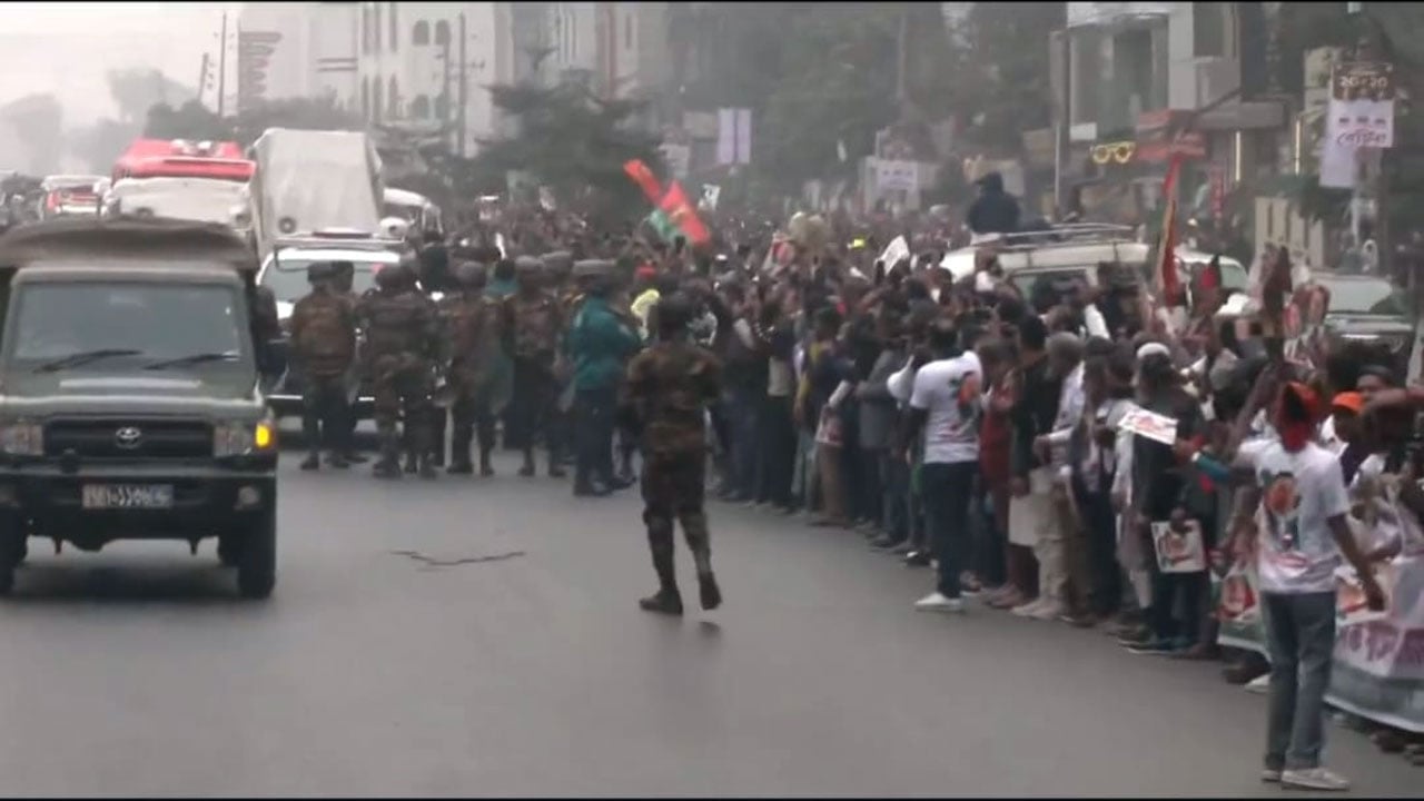 জাতীয় পতাকা হাতে তারেক রহমানকে শুভেচ্ছা নেতাকর্মীদের