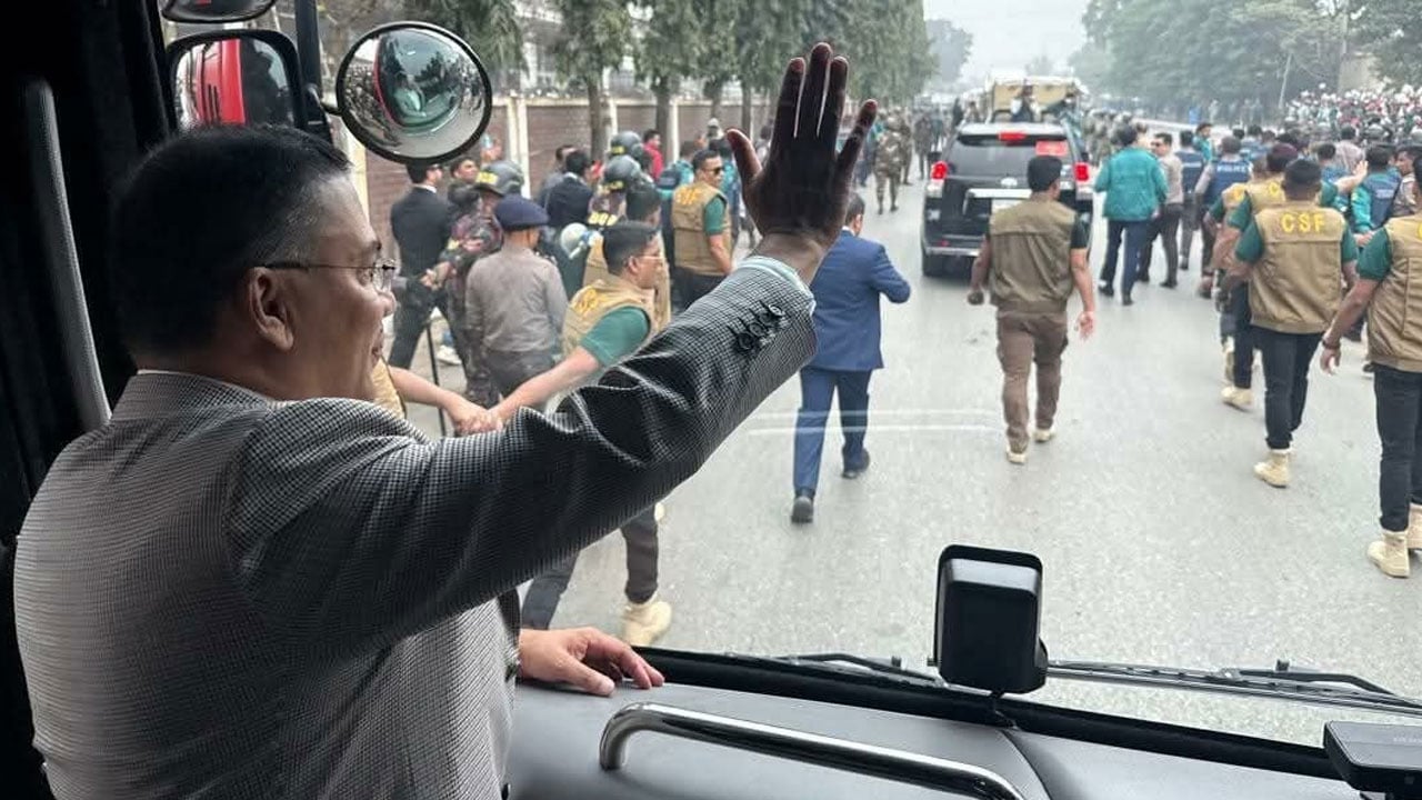 নেতাকর্মীদের হাত নেড়ে শুভেচ্ছা গ্রহণ করছেন তারেক রহমান