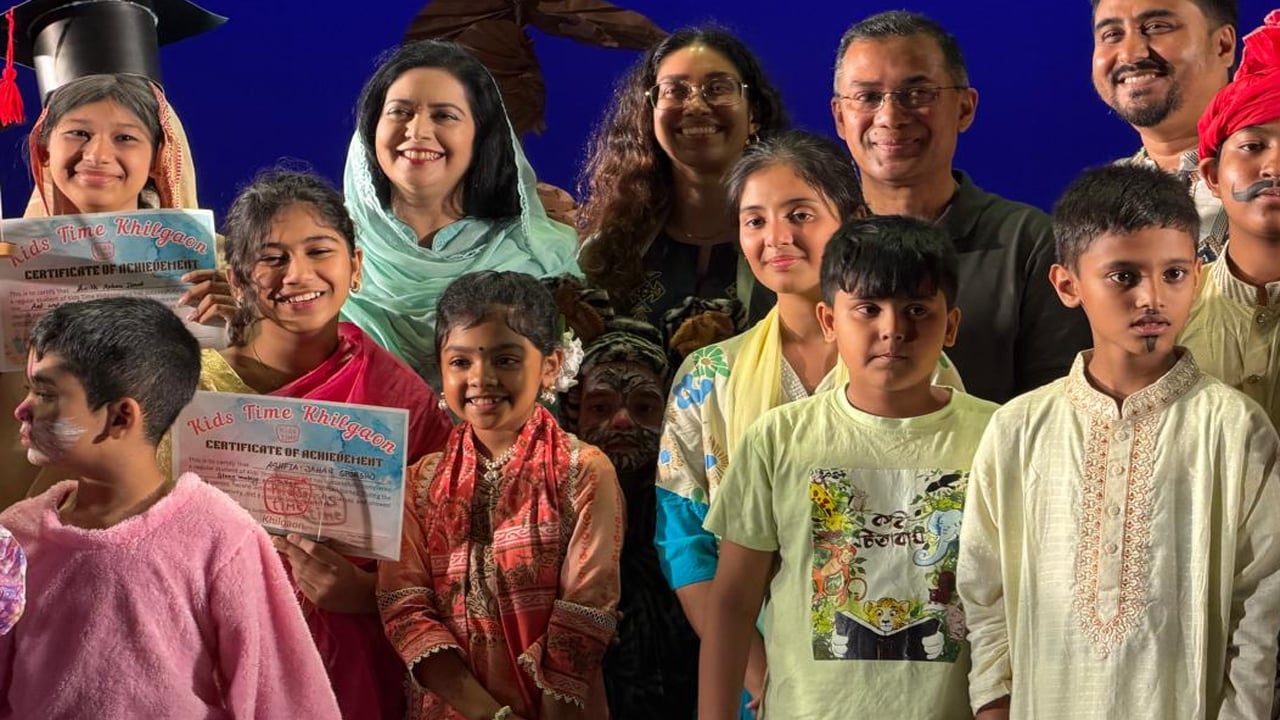 মঞ্চ নাটক দেখতে সপরিবারে বেইলি রোডে প্রধানমন্ত্রী