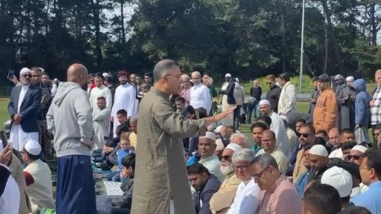 লন্ডনে নেতাকর্মীদের সঙ্গে ঈদের নামাজ আদায় করলেন তারেক রহমান