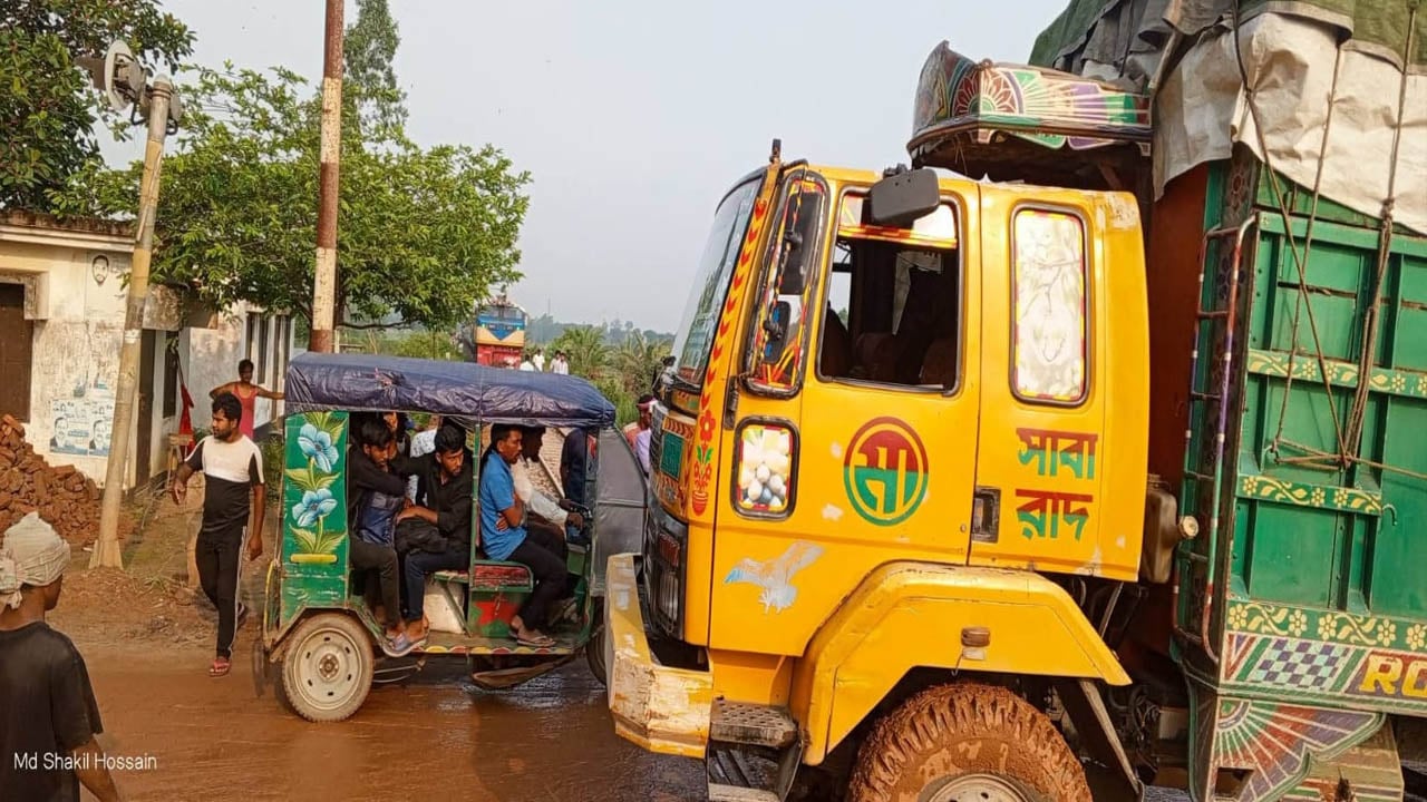 কালিয়াকৈর রেলক্রসিংয়ে ট্রাক বিকল, আটকে পড়ল ২ ট্রেন