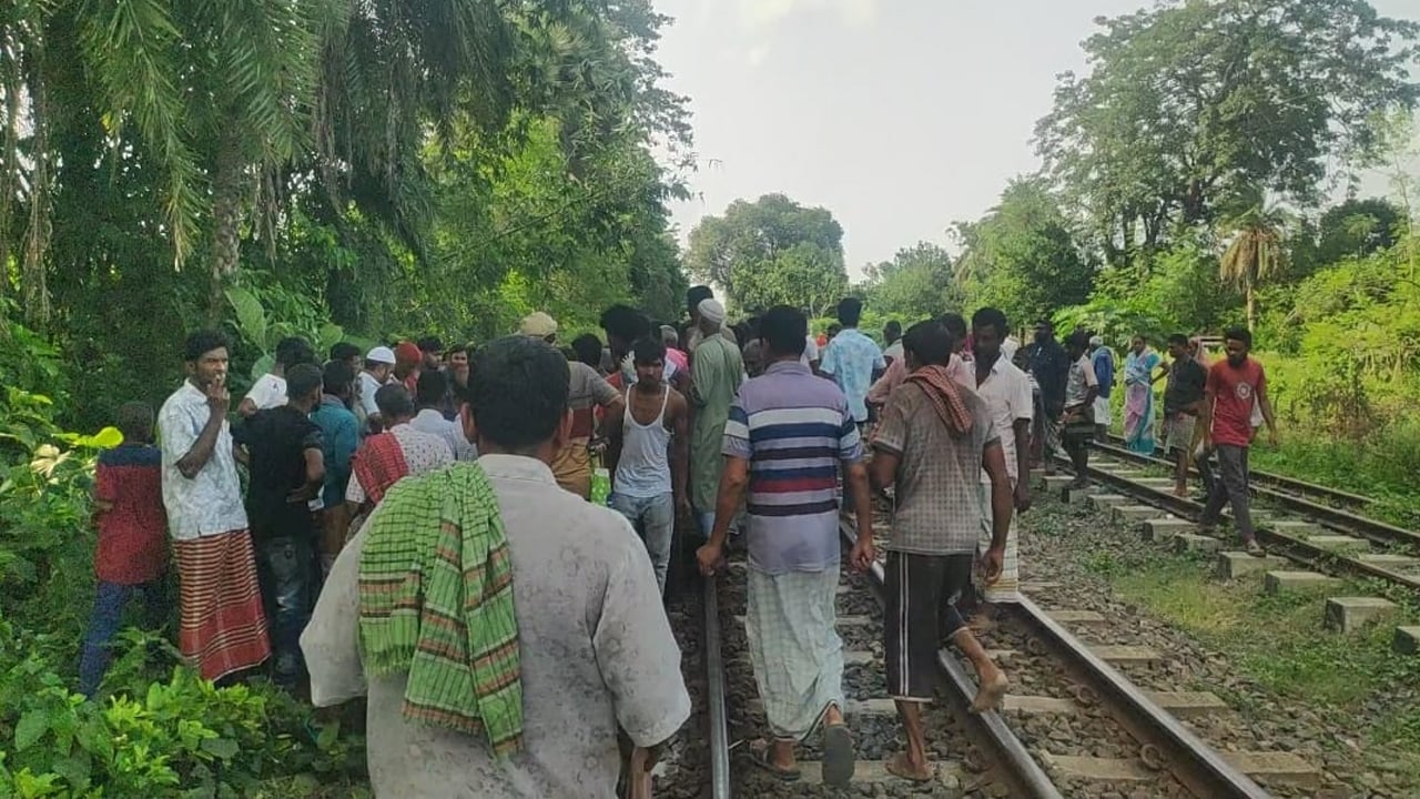 রেললাইনে বসে মোবাইলে কথা, কাটা পড়ে গরু ব্যবসায়ীর মৃত্যু