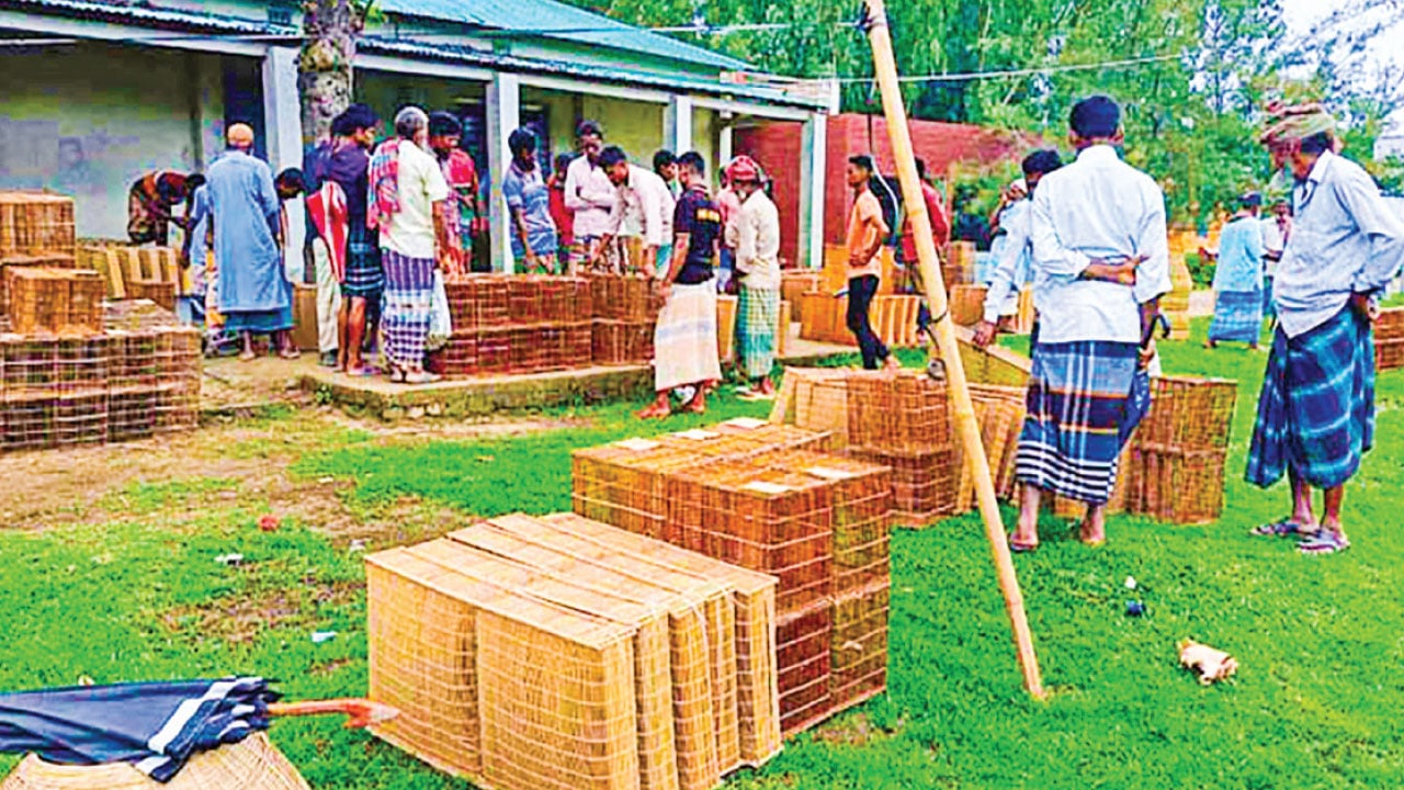 চলনবিলের হাটবাজারে মাছ ধরার চাঁই বিক্রির ধুম