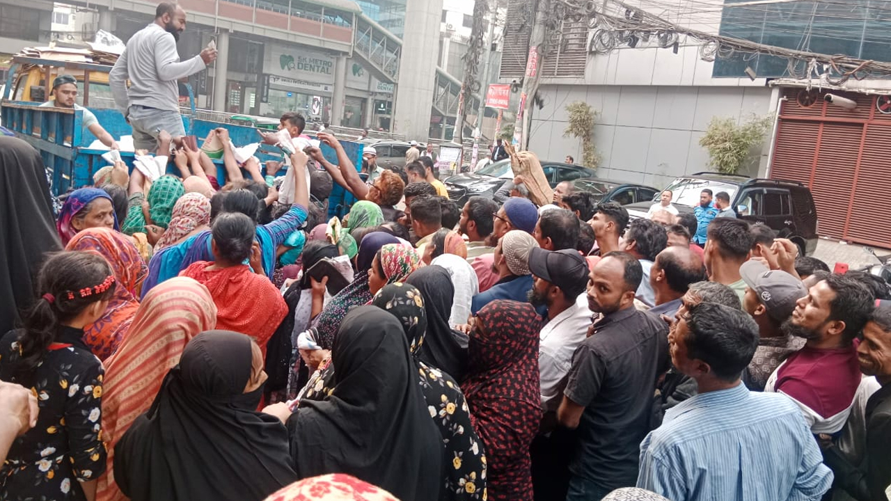 দীর্ঘ লাইনে অপেক্ষায়ও মিলছে না পণ্য