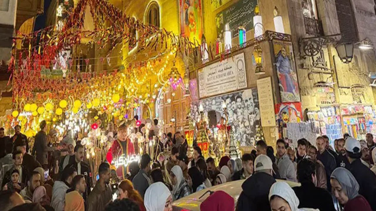 কায়রোর মুইজ স্ট্রিটে রমজানের রাত যেন প্রাণবন্ত মিলনমেলা