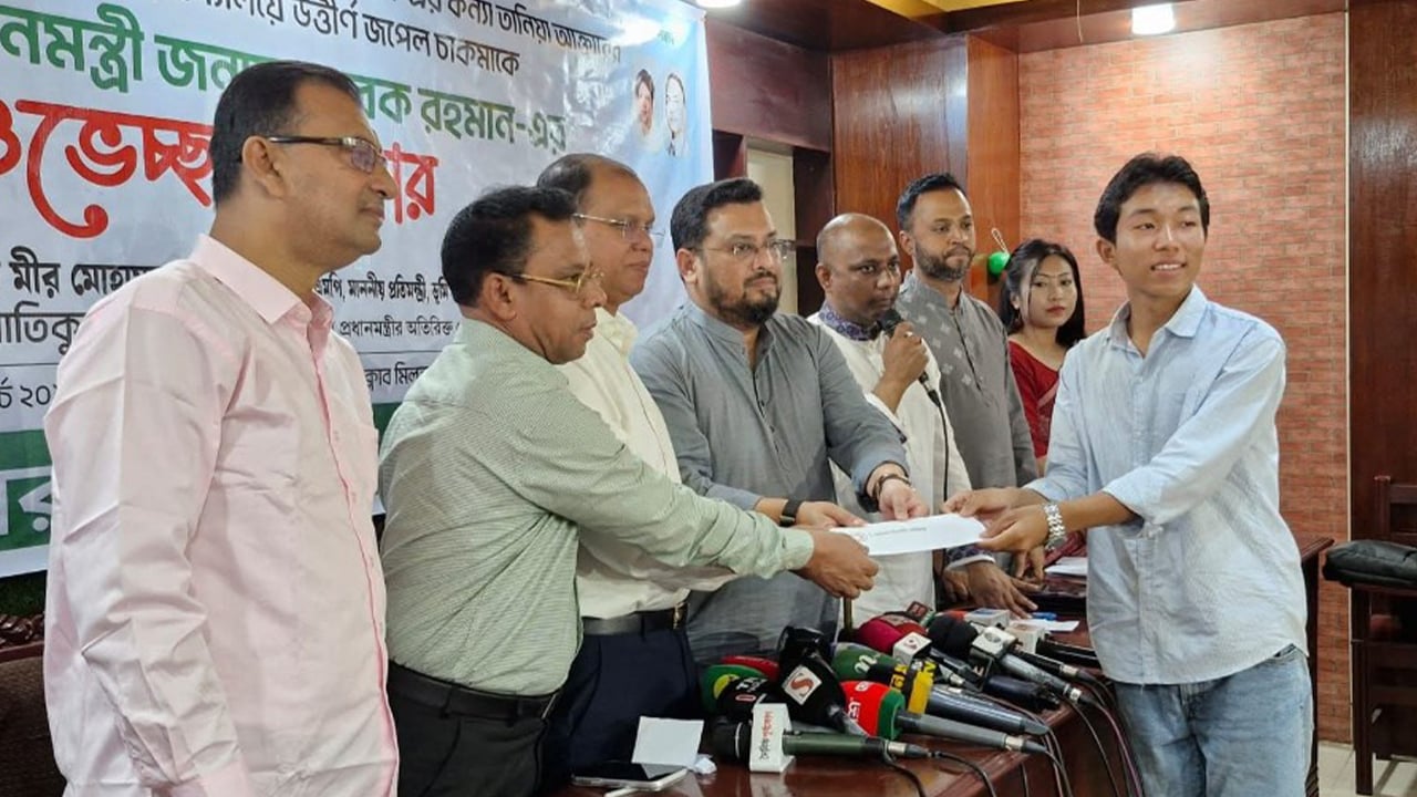 তানিয়া আক্তার ও জপেল চাকমাকে শুভেচ্ছা উপহার দিলেন প্রধানমন্ত্রী