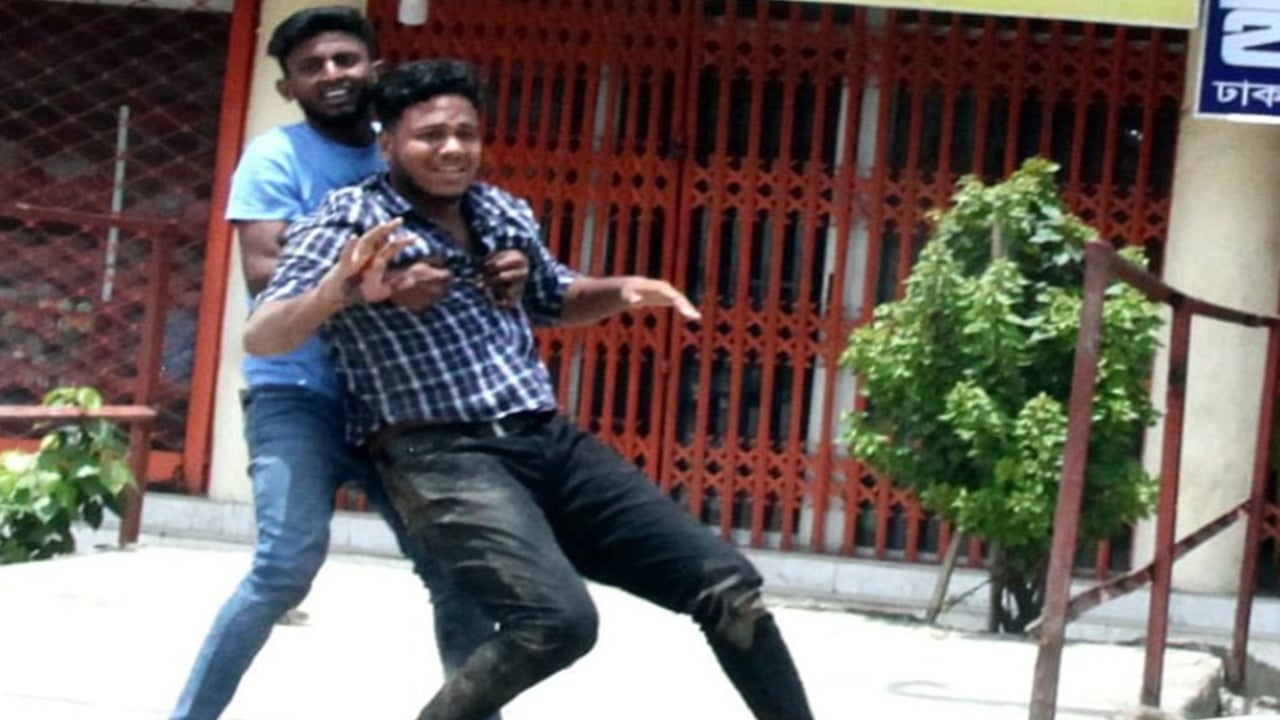 তাইমের শরীরে অসংখ্য গুলির ক্ষত চিহ্ন দেখতে পাই