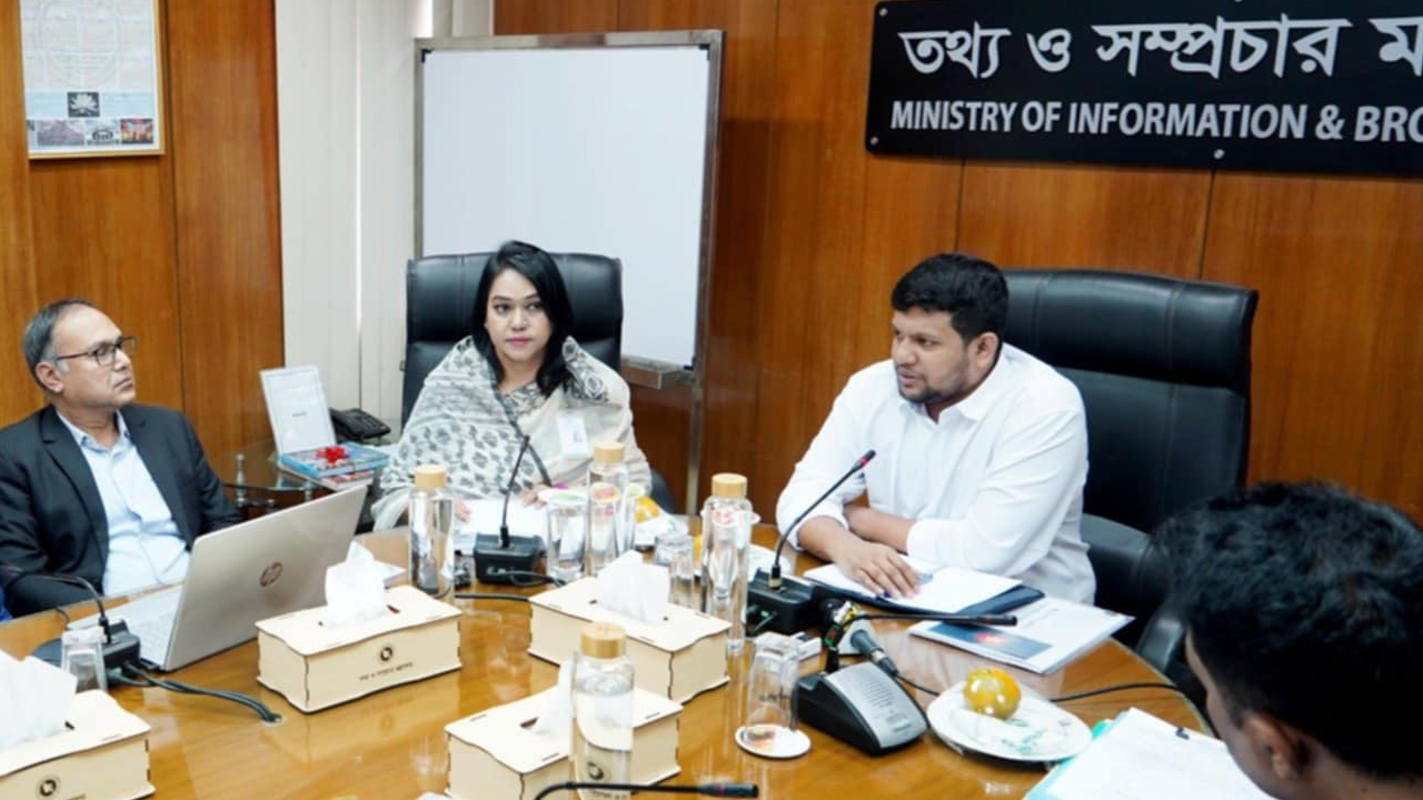 কর্মকর্তাদের সঙ্গে তথ্য উপদেষ্টার মতবিনিময়: চলমান প্রকল্প দ্রুত শেষ করার তাগিদ