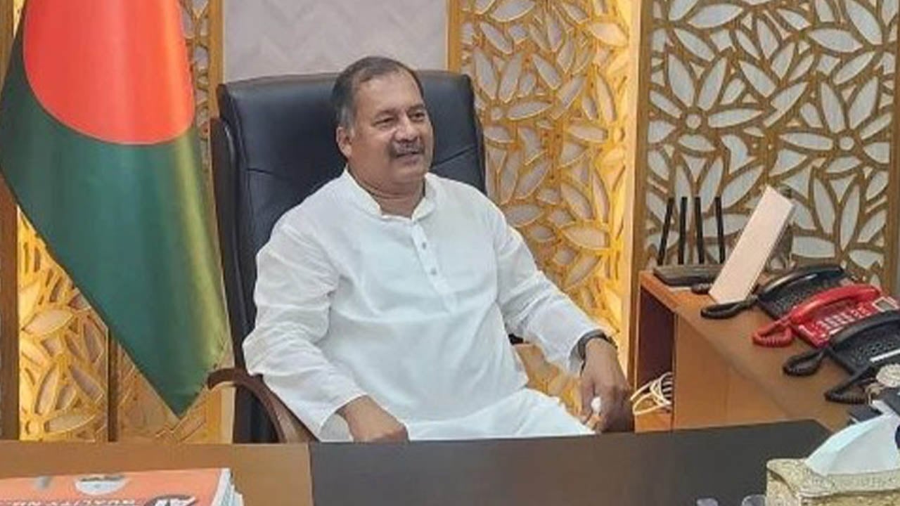 পাগলা মসজিদে দুর্বৃত্তের হামলায় আহত সাংবাদিকদের খোঁজ নিলেন তথ্যমন্ত্রী