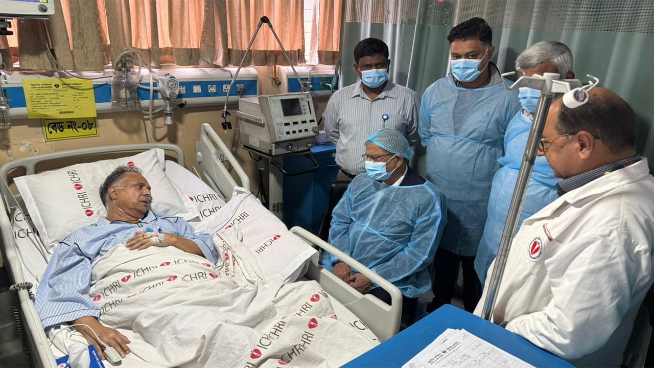 বিদ্যুৎ ও জ্বালানিমন্ত্রীকে দেখতে হাসপাতালে রাষ্ট্রপতি