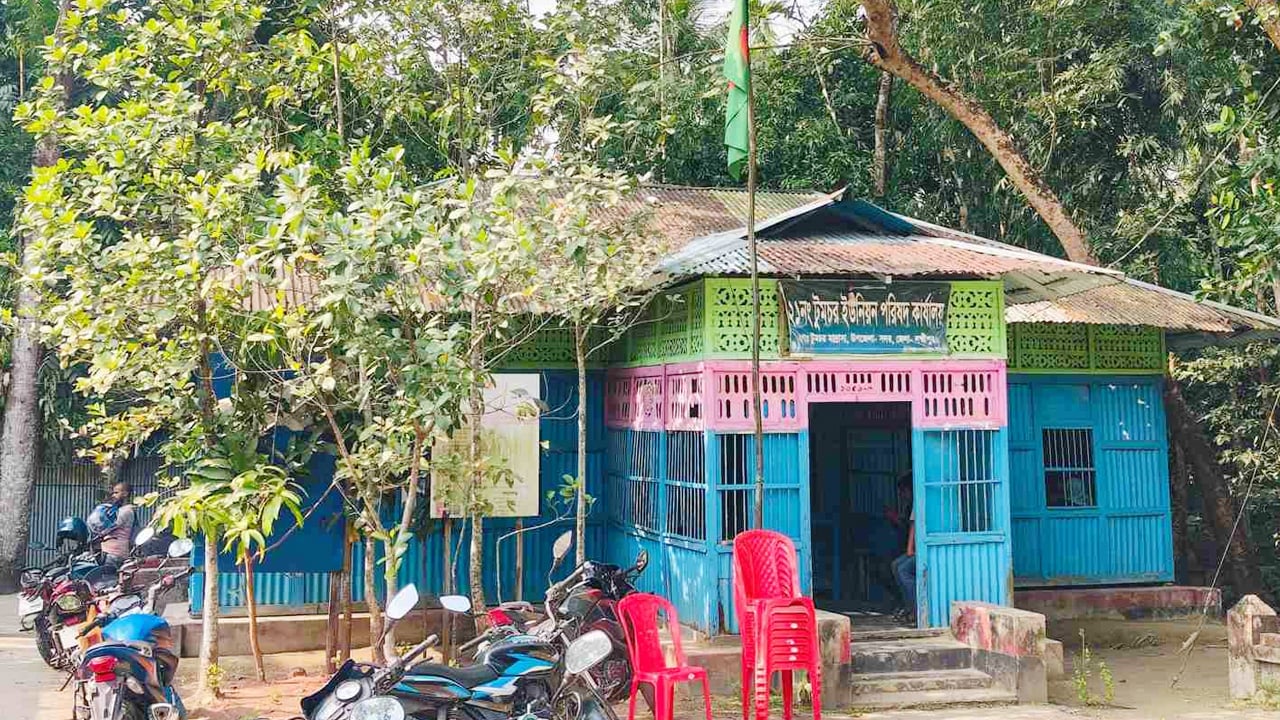 একটি টিনশেড ঘরে চলছে টুমচর ইউনিয়ন পরিষদের কার্যক্রম, যার ভাড়া প্রতি মাসে ৫ হাজার টাকা। ছবি: আমার দেশ
