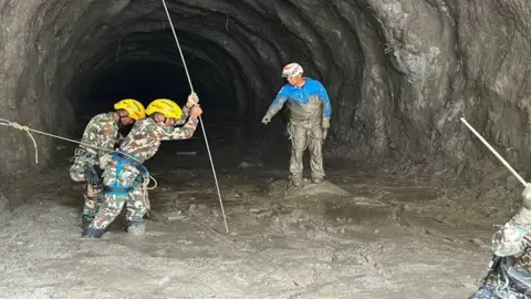 নেপালে উদ্ধার অভিযান নজিরবিহীন চ্যালেঞ্জের সম্মুখীন
