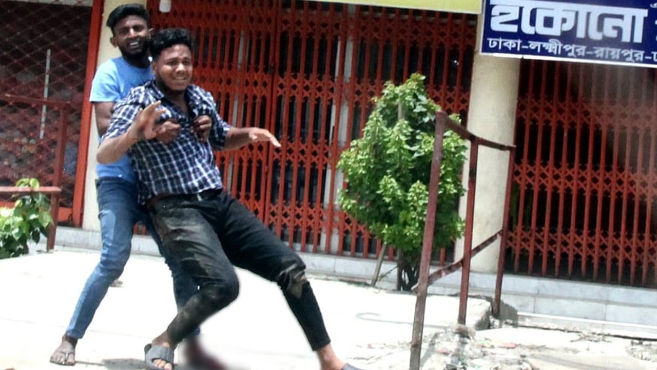 পুলিশ গুলি করলে তায়িম মা মা বলে মাটিতে লুটিয়ে পড়ে