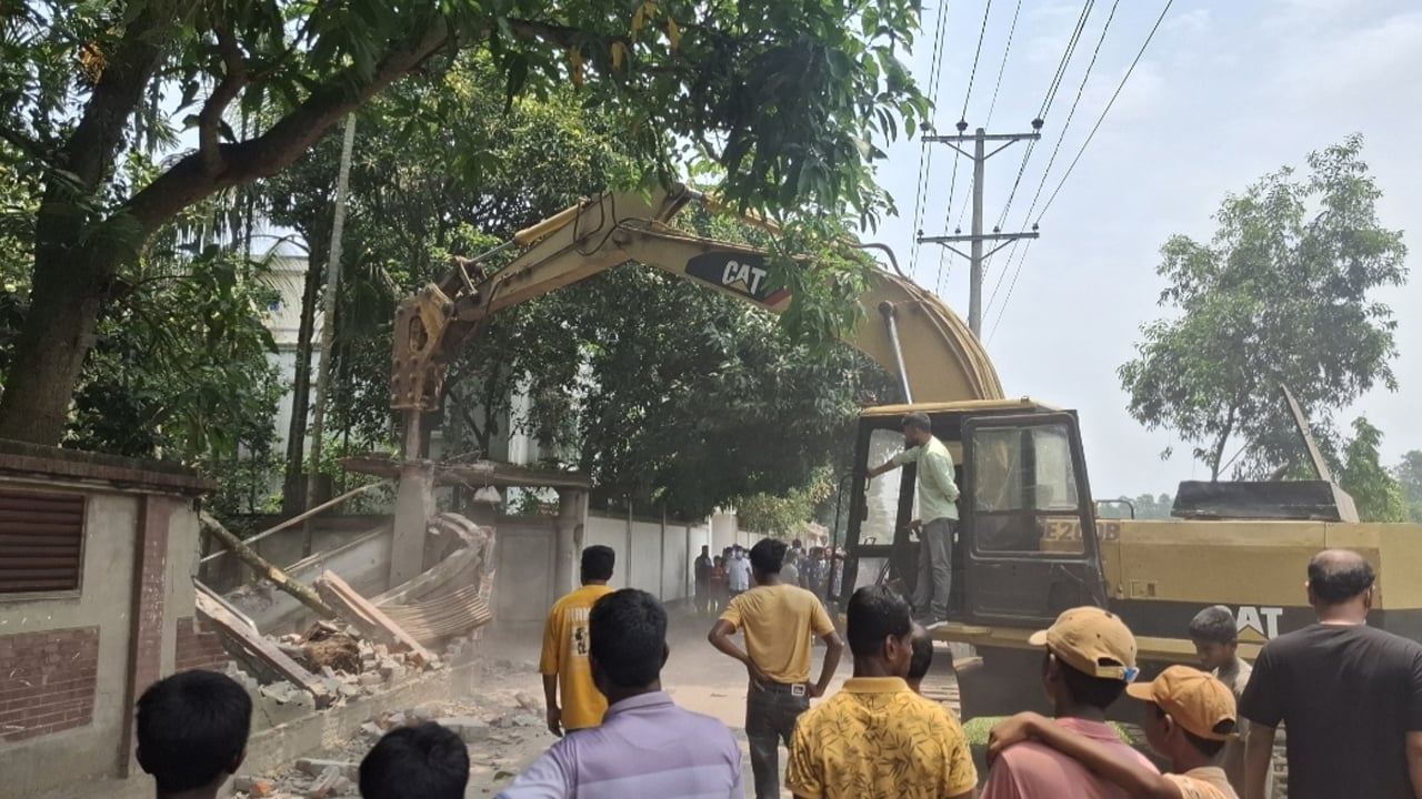 ঘোড়াশালে রেলওয়ের জমিতে অবৈধ স্থাপনা উচ্ছেদ