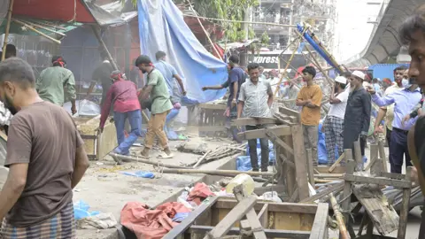 গুলিস্তানে শতাধিক অবৈধ দোকান উচ্ছেদ, মালামাল জব্দ
