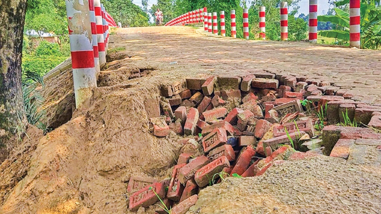 উদ্বোধনের আগেই বৃষ্টিতে ভেঙে গেল সংযোগ সড়ক