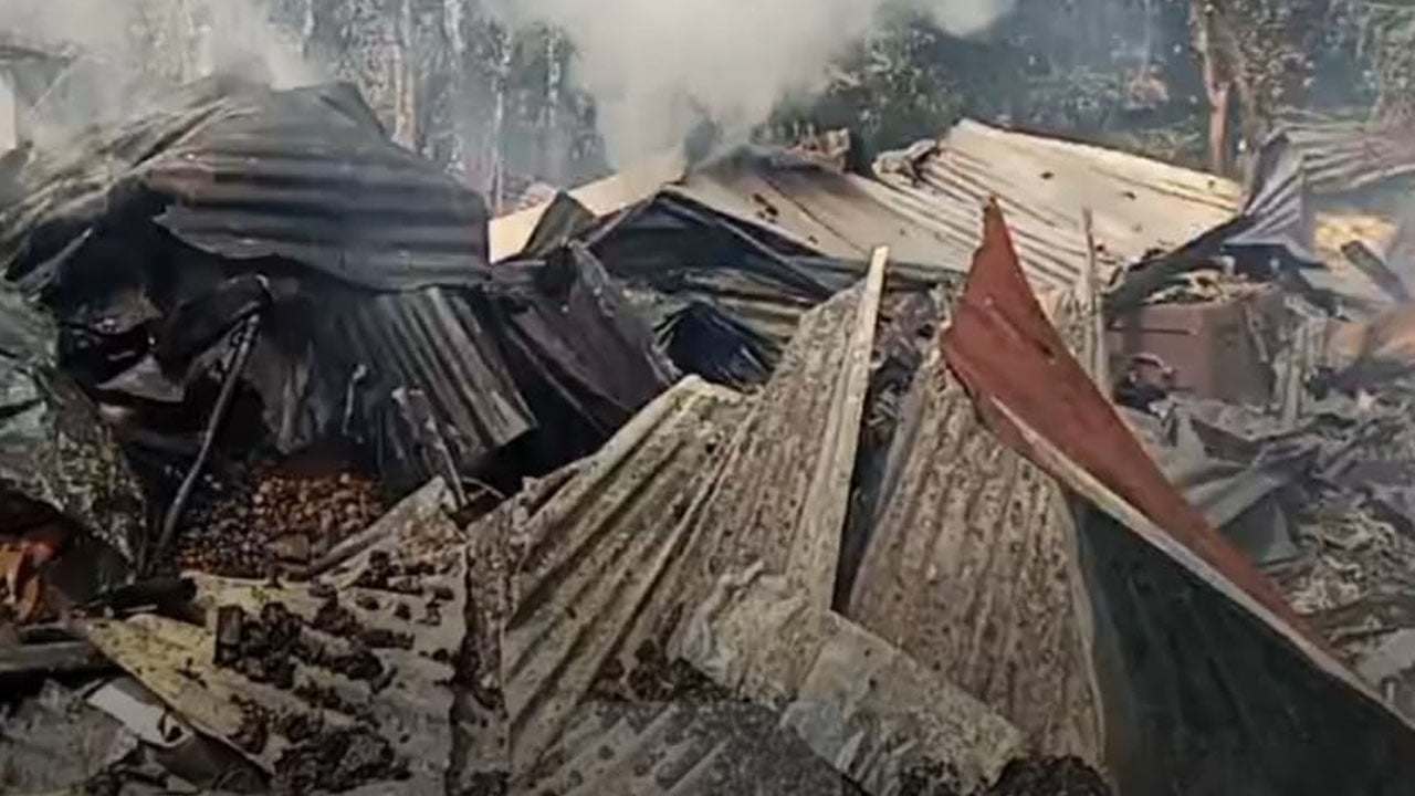 উজিরপুরে অগ্নিকাণ্ডে ৫ পরিবারের লক্ষাধিক টাকার ক্ষতি