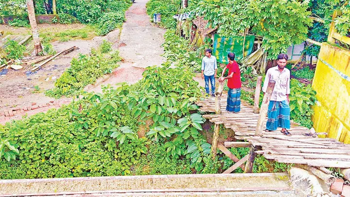 সংযোগ সড়ক না থাকায় কাজে আসছে না ধামুরা-শোলক সেতু