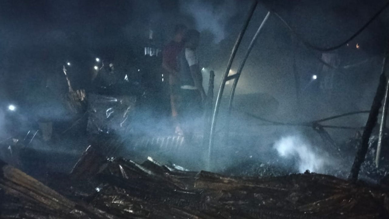 উজিরপুরে ধামুরা বন্দরে গভীর রাতে অগ্নিকাণ্ড, কোটি টাকার ক্ষয়ক্ষতি